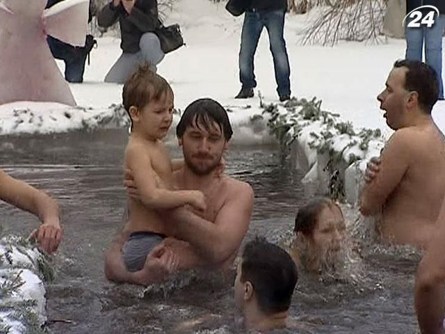 Как украинцы празднуют Крещение (Видео) Как украинцы празднуют Крещение (Видео)