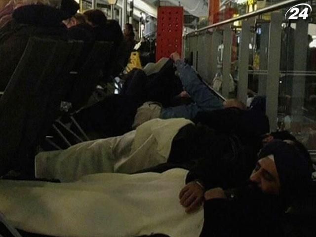 Из-за непогоды пассажиры лондонского аэропорта на 7 часов застряли в самолете