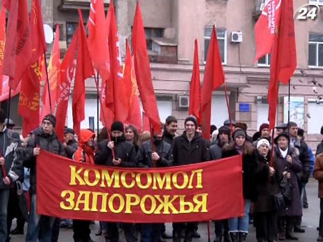 Коммунисты отметили годовщину комсомола, национал-патриоты - День воссоединения