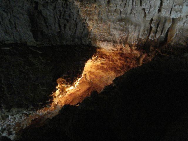 У Криму 3 людей впали у печеру: є загиблі