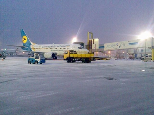 Через негоду з "Борисполя" не може вилетіти літак до Британії Через негоду з "Борисполя" не може вилетіти літак до Британії