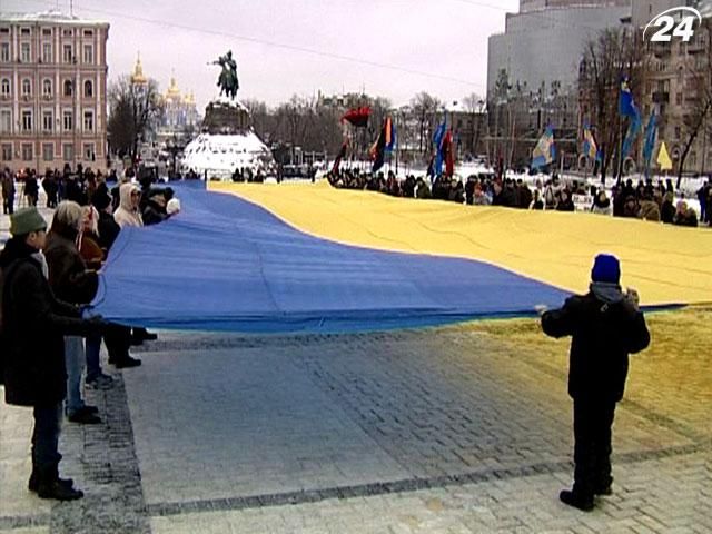 В Киеве в честь Злуки развернули огромный украинский флаг