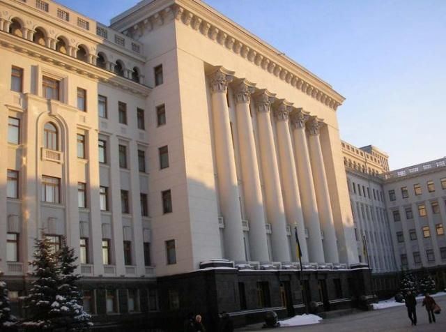 На Банковой три активиста приковали себя к забору На Банковой три активиста приковали себя к забору