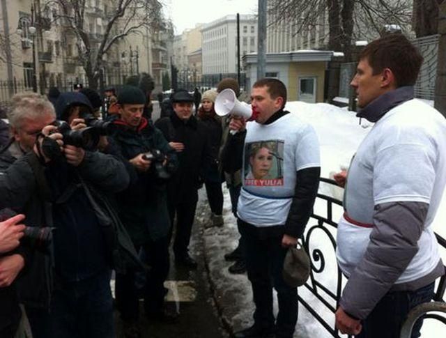 На протест под АП принесли скандальные трафареты с Януковичем (Фото) На протест под АП принесли скандальные трафареты с Януковичем (Фото)