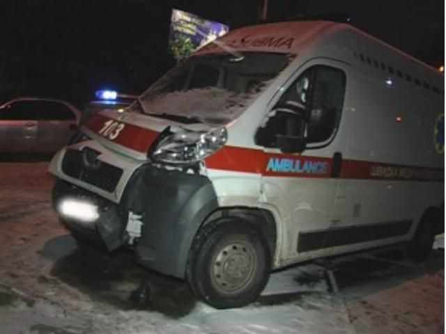 У Києві зіткнулися легковик та "швидка" (Фото) У Києві зіткнулися легковик та "швидка" (Фото)