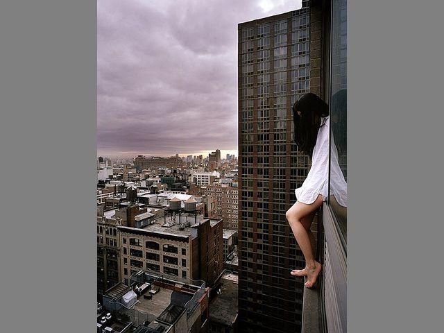 Девушка делает автопортреты на опасной высоте (Фото)