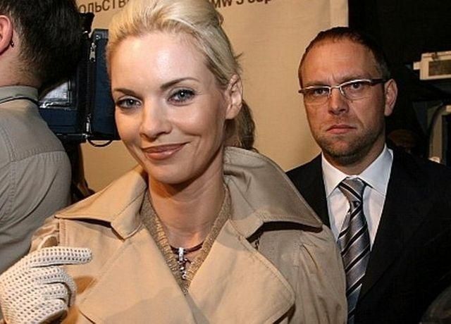 Екс-дружина Власенка обіцяє захищати своїх дітей, які постраждали через нардепа Екс-дружина Власенка обіцяє захищати своїх дітей, які постраждали через нардепа