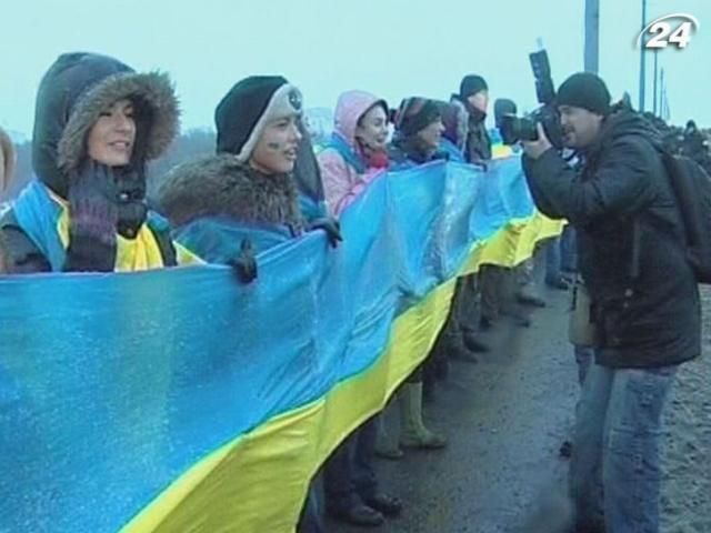 Два береги Дніпра сьогодні з’єднає "живий" ланцюг Два береги Дніпра сьогодні з’єднає "живий" ланцюг