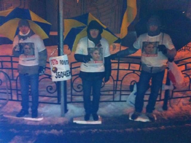 Нардеп от "Батькивщины": Активистов под Администрацией президента окружили беркутовцы Нардеп от "Батькивщины": Активистов под Администрацией президента окружили беркутовцы