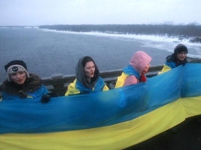 На мосту в Киеве 400 человек образовали "живую цепь"
