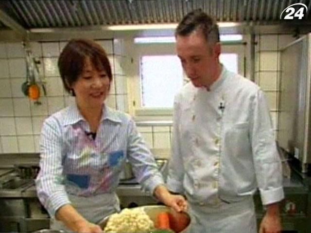 Шеф-кухар Weinhaus Tante Anna проводить майстер-клас для гості з Японії