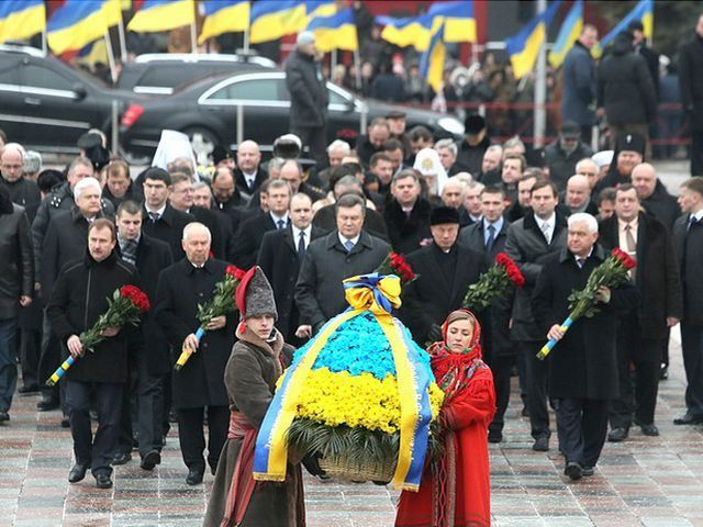 Янукович поклав квіти до пам'ятників Шевченкові та Грушевському