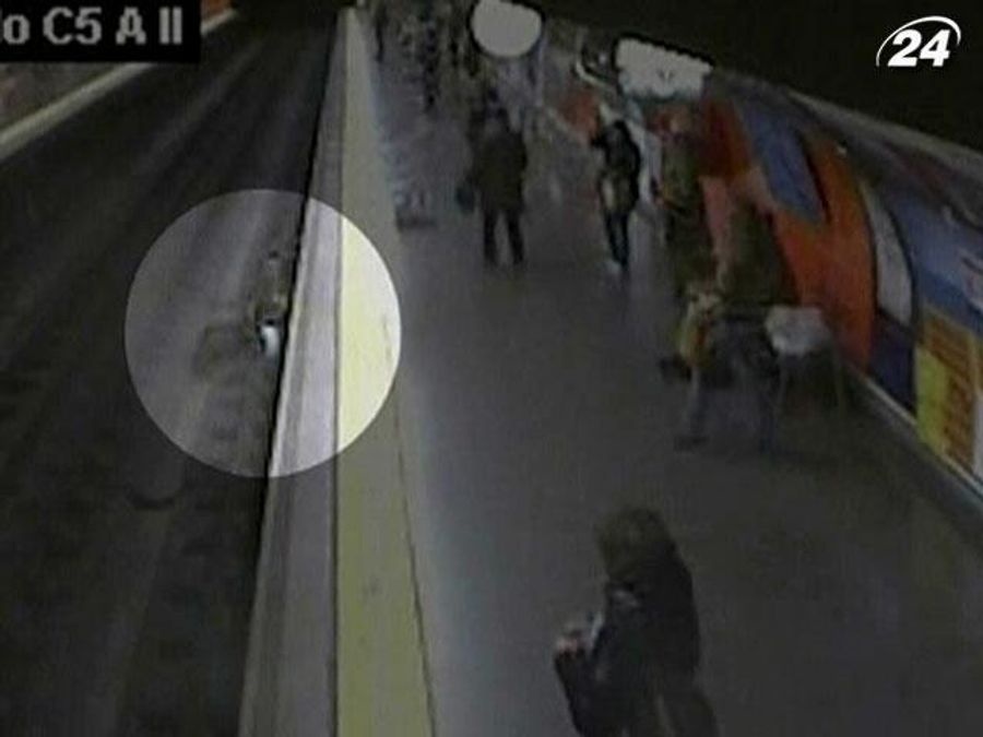 В Іспанії поліцейський врятував жінку, яка впала на колію (Відео) В Іспанії поліцейський врятував жінку, яка впала на колію (Відео)