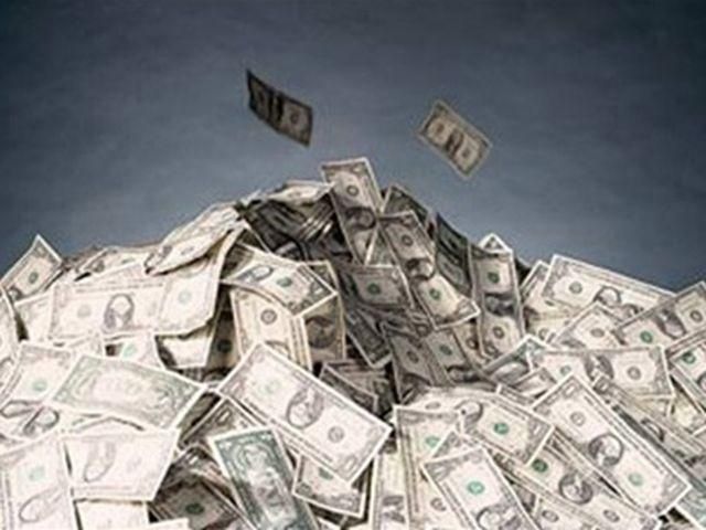 Третина українців вважає долар найбільш надійною валютою, - опитування