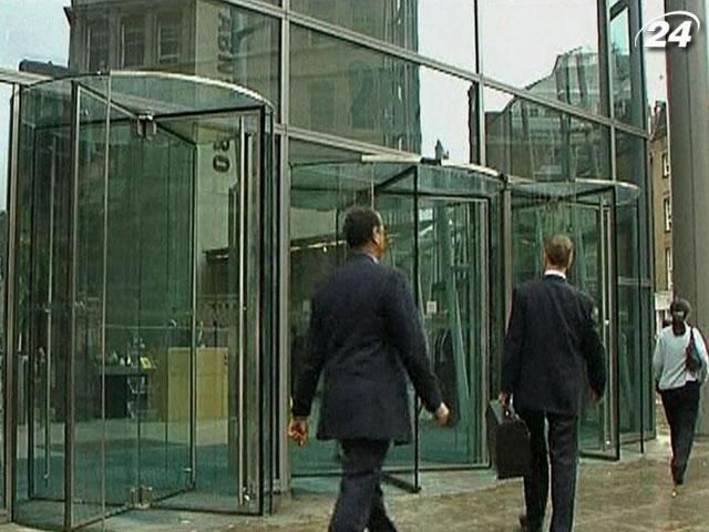 Десяткам тысяч британцев грозит увольнение Десяткам тысяч британцев грозит увольнение