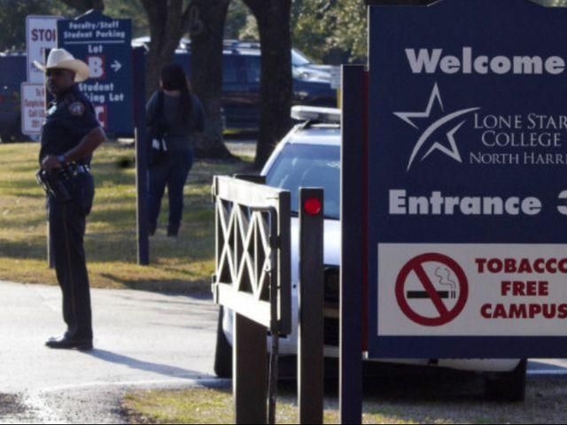 У США невідомий відкрив стрілянину у коледжі (Фото) У США невідомий відкрив стрілянину у коледжі (Фото)