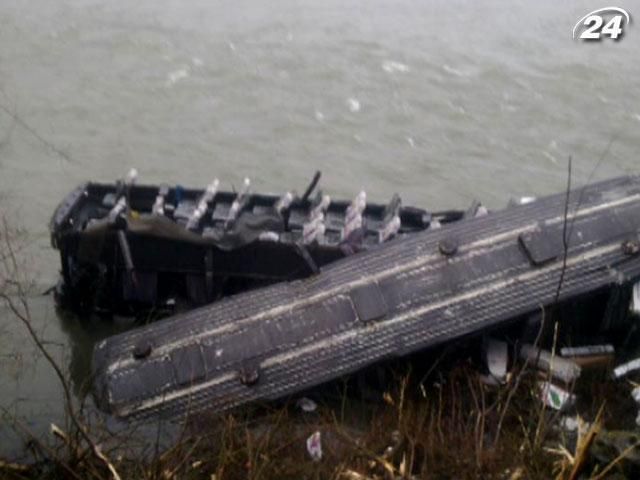 На Закарпатье автобус упал в реку с 8-метровой высоты
