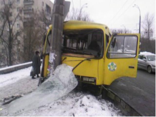 У Києві розбилась маршрутка (Фото)