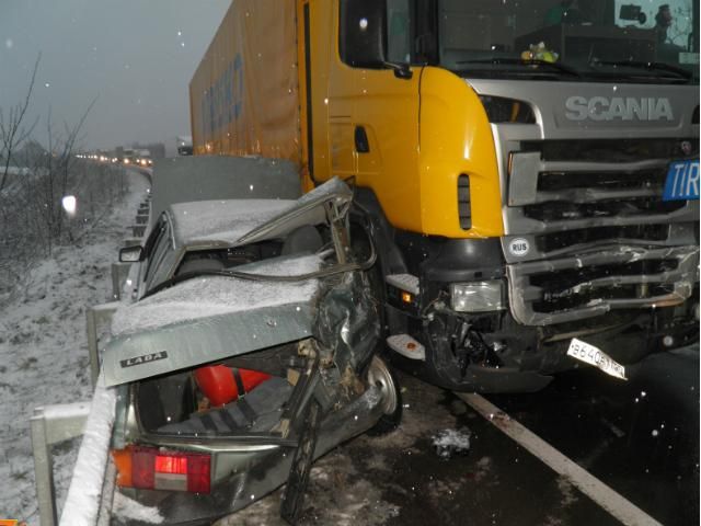 На Закарпатье легковушка столкнулась с грузовиком из-за гололеда (Фото, видео) На Закарпатье легковушка столкнулась с грузовиком из-за гололеда (Фото, видео)
