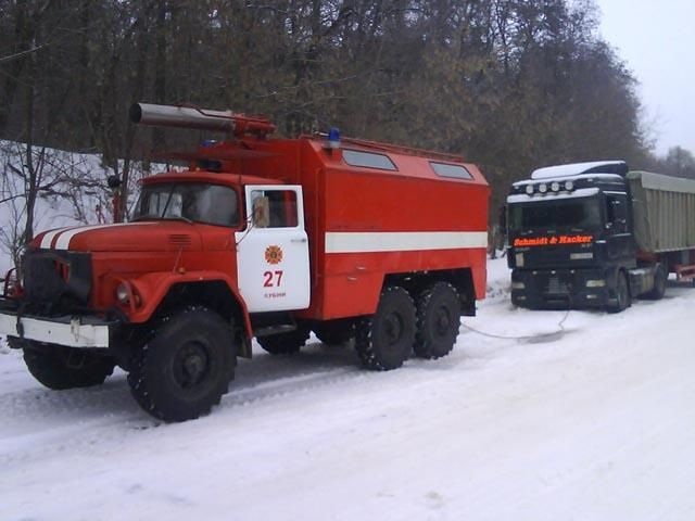 На Полтавщині у снігових заметах застрягли автомобілі (Відео)
