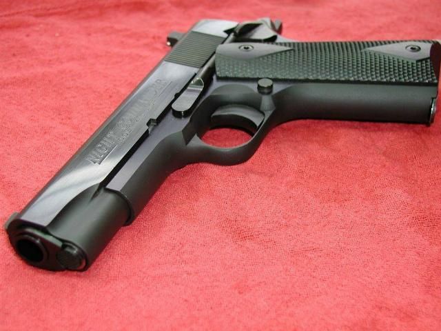 В Запорожье мужчина пригрозил врачам пистолетом В Запорожье мужчина пригрозил врачам пистолетом