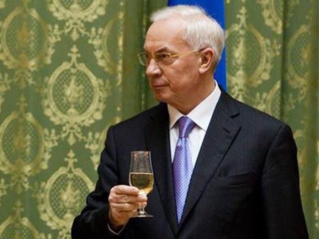 Зарплата Азарова в 11 раз вища за середню зарплату українця Зарплата Азарова в 11 раз вища за середню зарплату українця