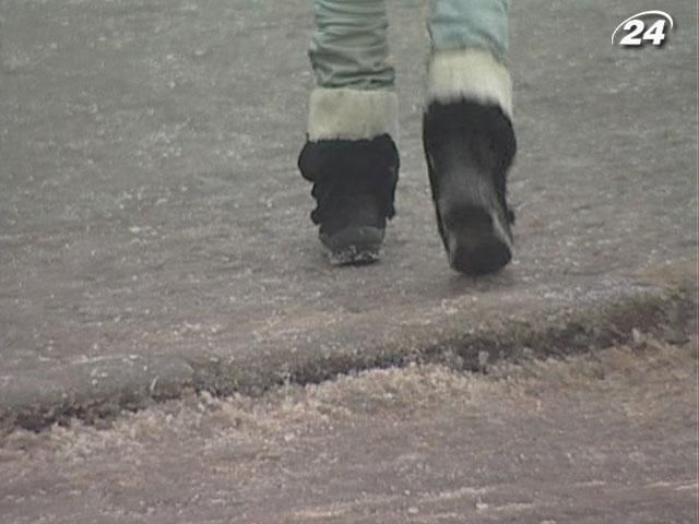 Столичных коммунальщиков увольняют, потому что не смогли справиться с последствиями гололеда Столичных коммунальщиков увольняют, потому что не смогли справиться с последствиями гололеда