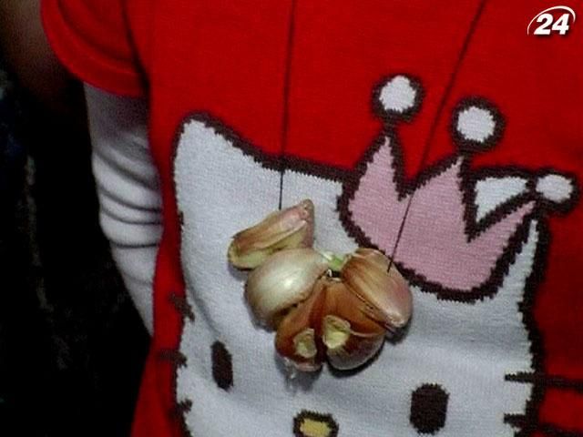 В чернівецькому дитсадку діти ходять у намистах із часнику В чернівецькому дитсадку діти ходять у намистах із часнику