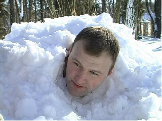 На Івано-Франківщині чоловік рекордно довго просидів під снігом