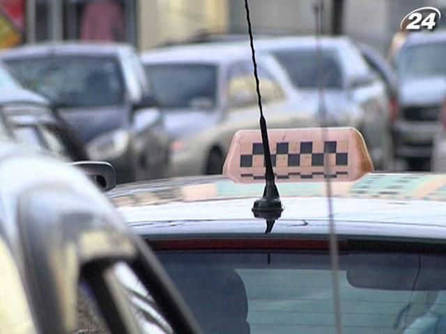 Нелегальних таксистів штрафуватимуть на $1 тисячу Нелегальних таксистів штрафуватимуть на $1 тисячу