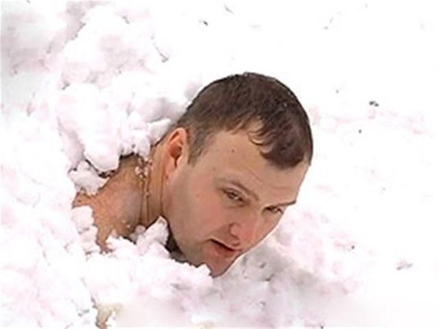 Украинец побил рекорд, пролежав час в снегу голышом