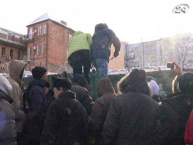 Активисты штурмом взяли территорию Владимирского дворца в Киеве Активисты штурмом взяли территорию Владимирского дворца в Киеве