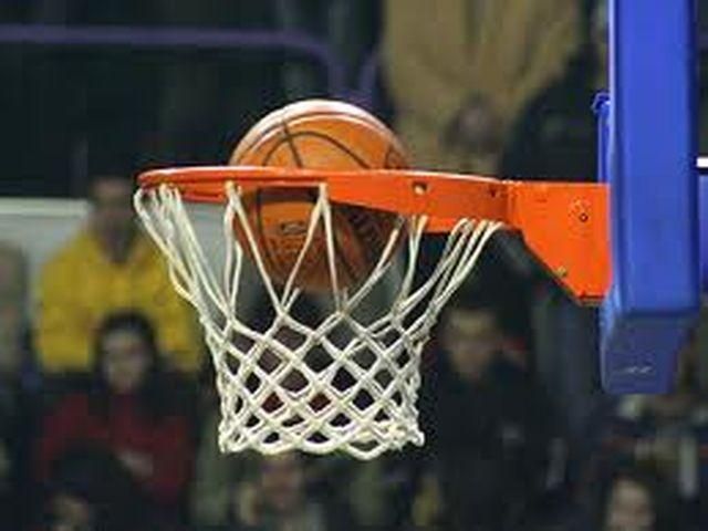 Фанат получил 75 тысяч, забросив мяч с середины площадки (Видео) Фанат получил 75 тысяч, забросив мяч с середины площадки (Видео)