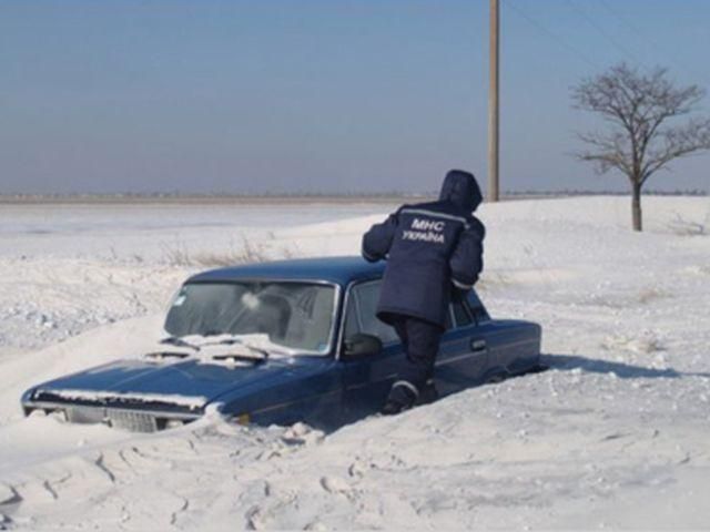 Николаевщина: спасатели вытащили из снежных заносов 268 автомобилей и 742 человека