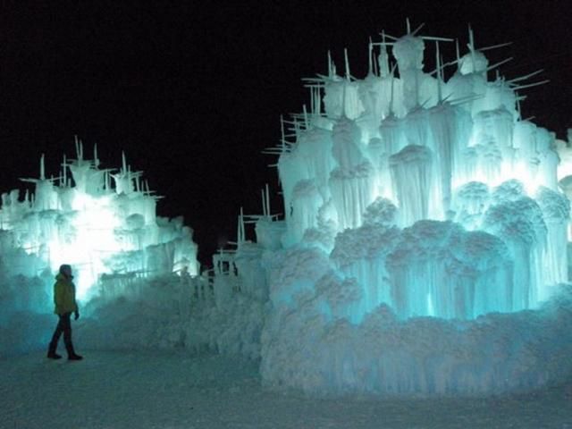 Ледяной замок, построенный из сосулек (Фото)