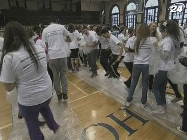 Встановлено рекорд Гіннеса з лускання бульбашкової плівки Встановлено рекорд Гіннеса з лускання бульбашкової плівки