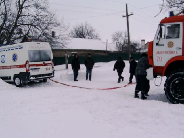 У Донецькій та Дніпропетровських областях рятувальники виймають машини зі снігових заметів