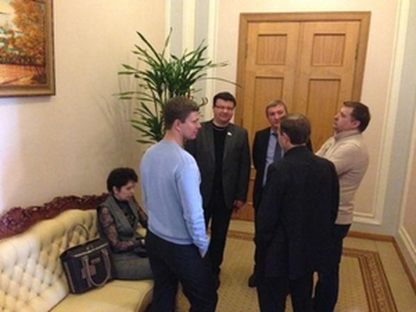 До Рибака прийшли опозиціонери, які вимагають позачергової сесії До Рибака прийшли опозиціонери, які вимагають позачергової сесії