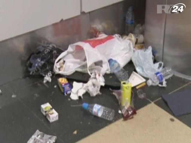 Мадридський аеропорт засипаний сміттям