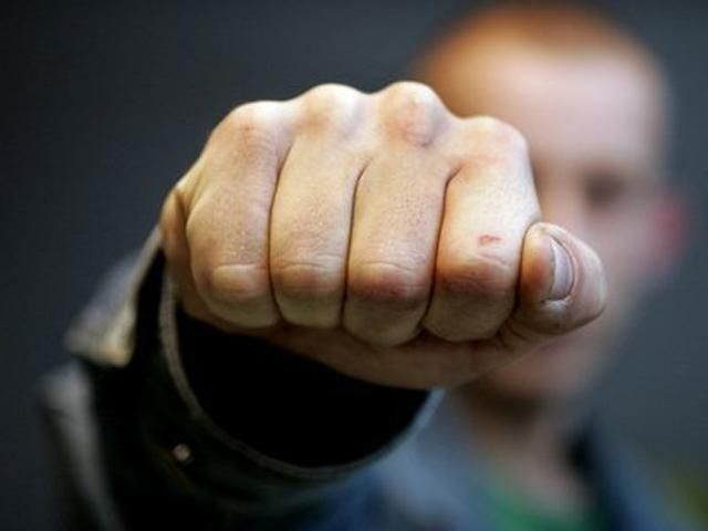 В Мариуполе пассажиры маршрутки жестоко избили кондуктора В Мариуполе пассажиры маршрутки жестоко избили кондуктора