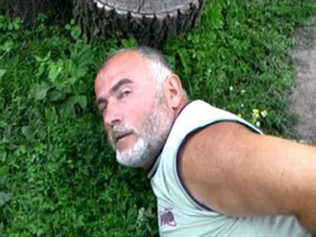 Пукач слушает приговор с молитвенником Пукач слушает приговор с молитвенником