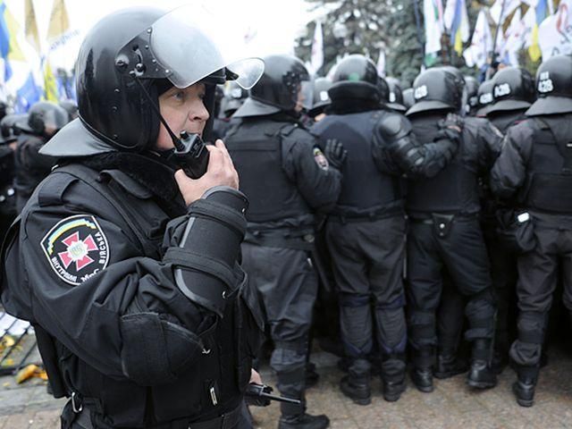 Активистов возле КГГА окружили беркутовцы Активистов возле КГГА окружили беркутовцы