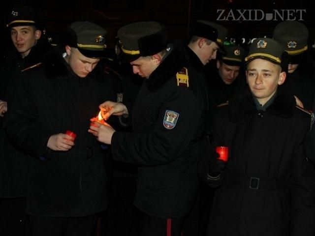 У Львові свічковою ходою вшанували пам'ять Героїв Крут (Фото)