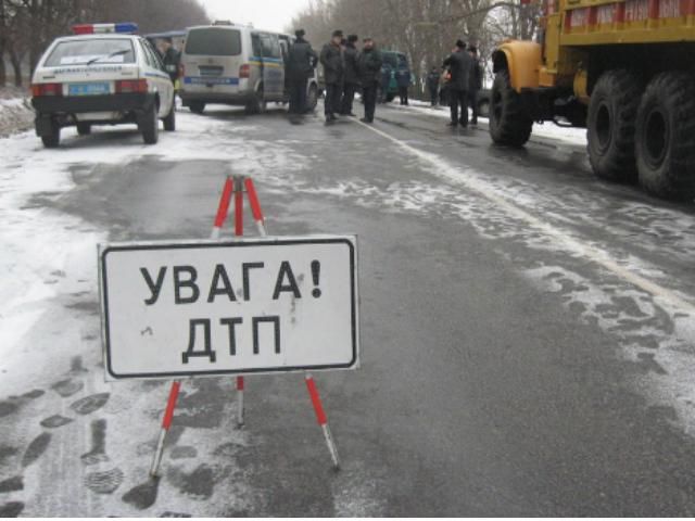 В Киеве столкнулась легковушка и грузовик (Видео)
