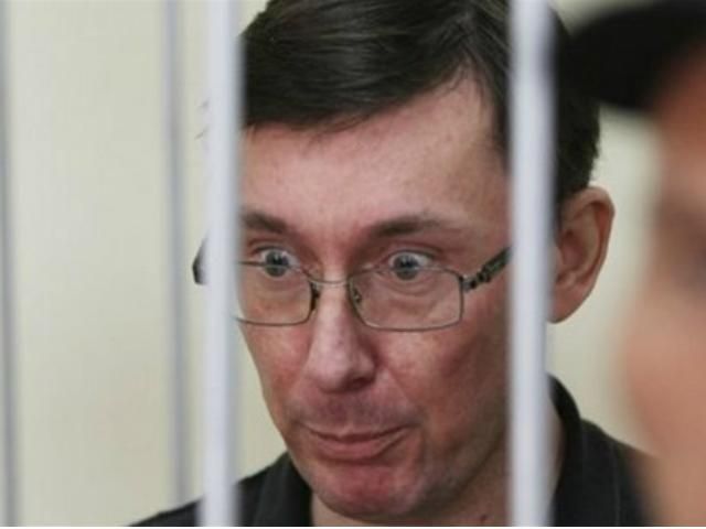 У Кабміні кажуть, що виплатили Луценку 15 тисяч євро компенсації У Кабміні кажуть, що виплатили Луценку 15 тисяч євро компенсації