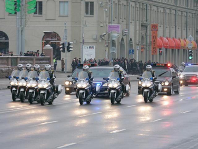 Аваков хоче, щоб для проїзду перших осіб не перекривали дорогу Аваков хоче, щоб для проїзду перших осіб не перекривали дорогу