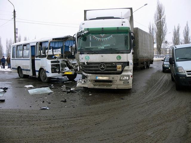 ДТП у Сумах: Зіткнулись маршрутка та вантажівка (ФОТО)