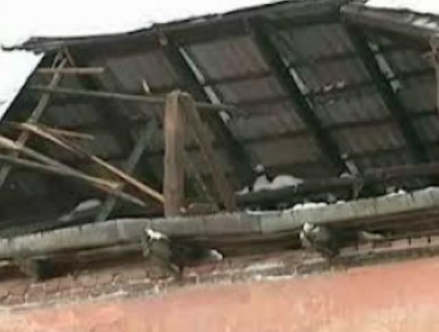 На Київщині сніг вбив двох людей, п’ятьох травмував На Київщині сніг вбив двох людей, п’ятьох травмував