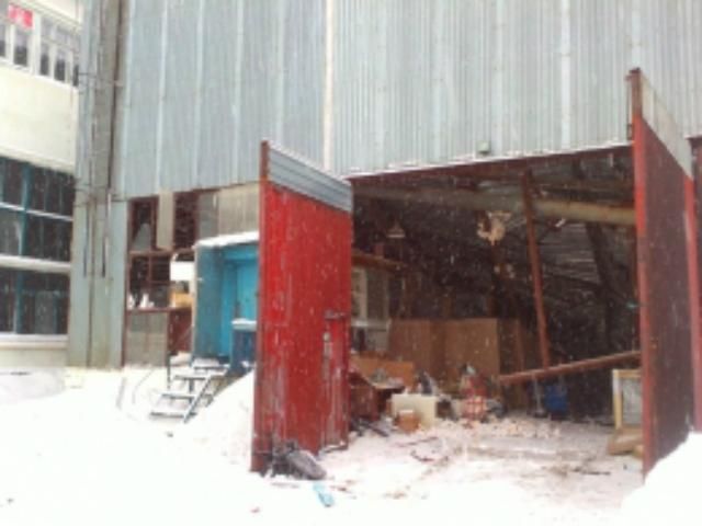 У Києві через сніг обрушився дах складу У Києві через сніг обрушився дах складу