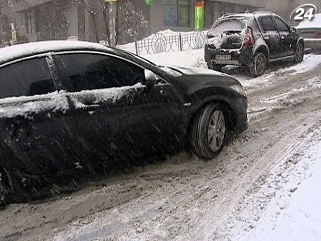Снегопад создал пробки и ДТП на дорогах Киева